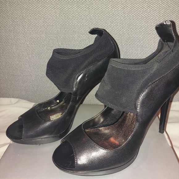 Black Heel - Picture 2 of 3